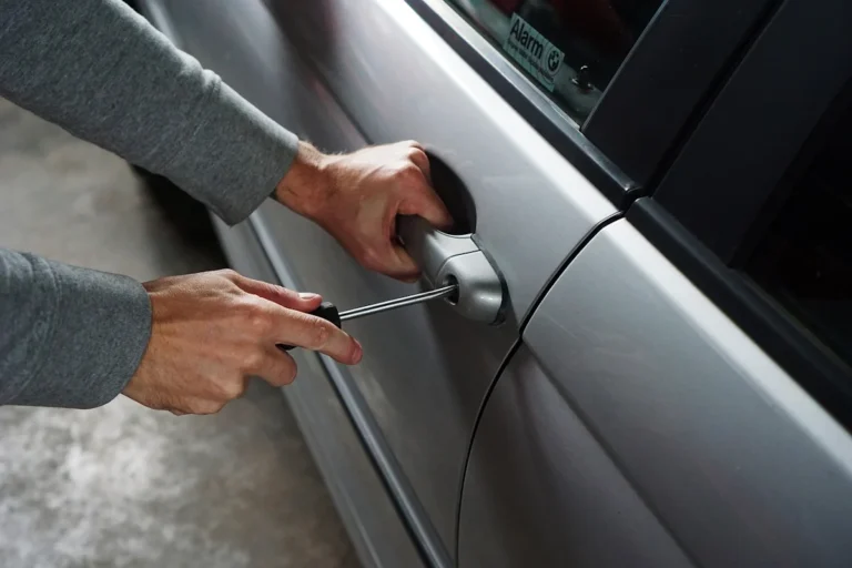 Mülfort: Eingeschlagene Scheiben an Autos
