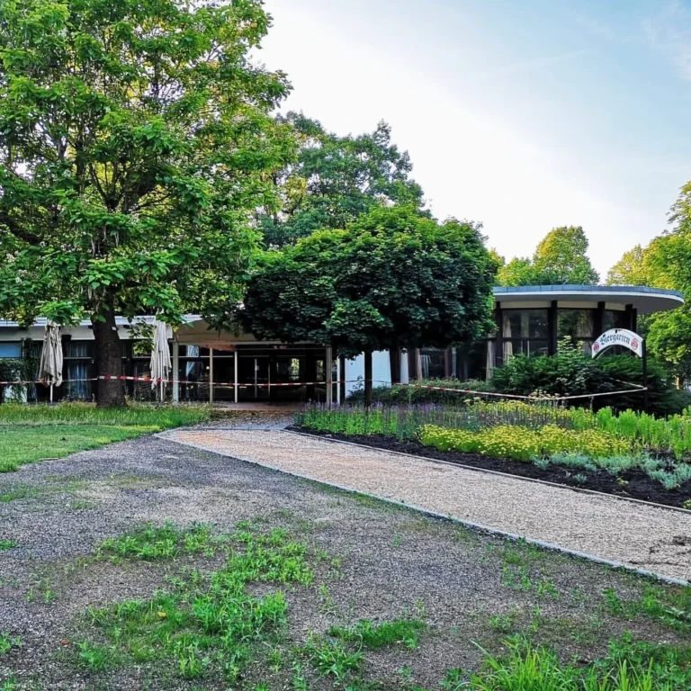Vitrine wird zum Wirtshaus im Park